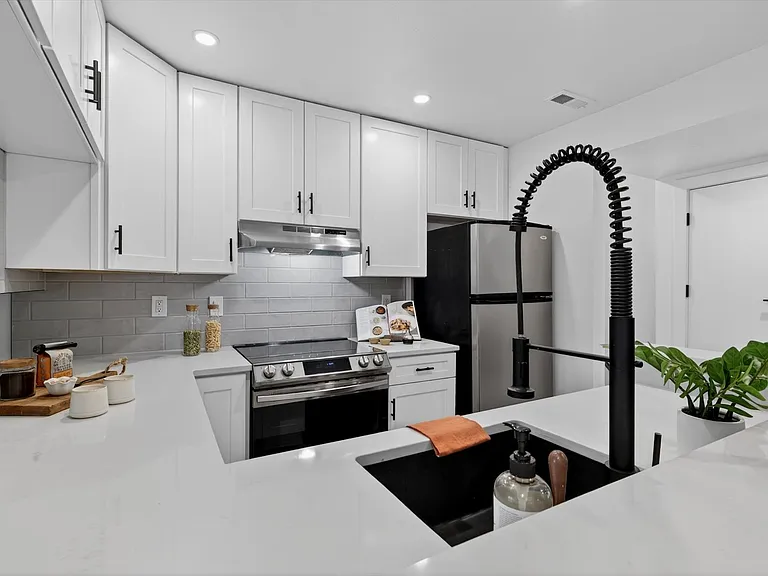 170 S Jackson St #205 — Photo 37