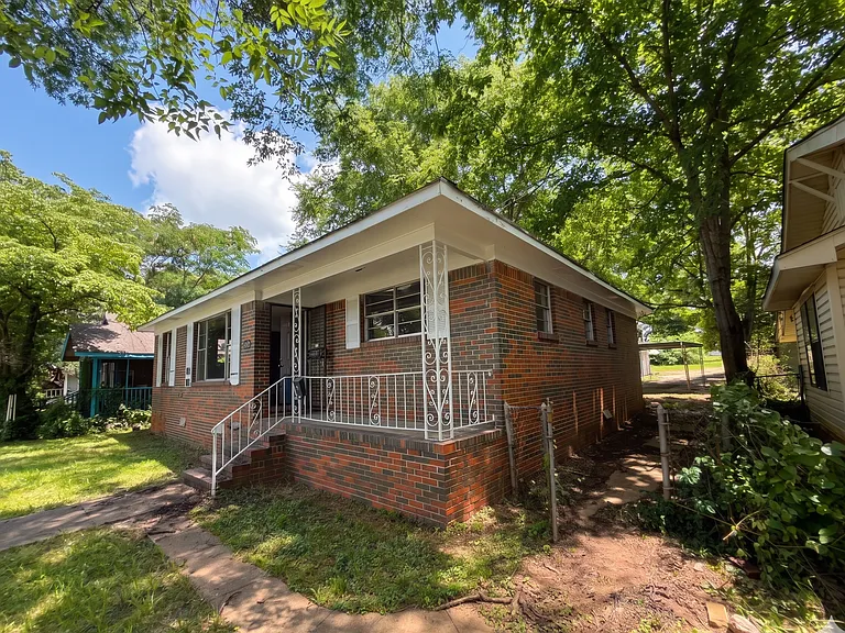 1221 Maple St — Photo 2