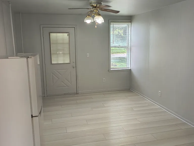 208 S 4th St #5 — Photo 3