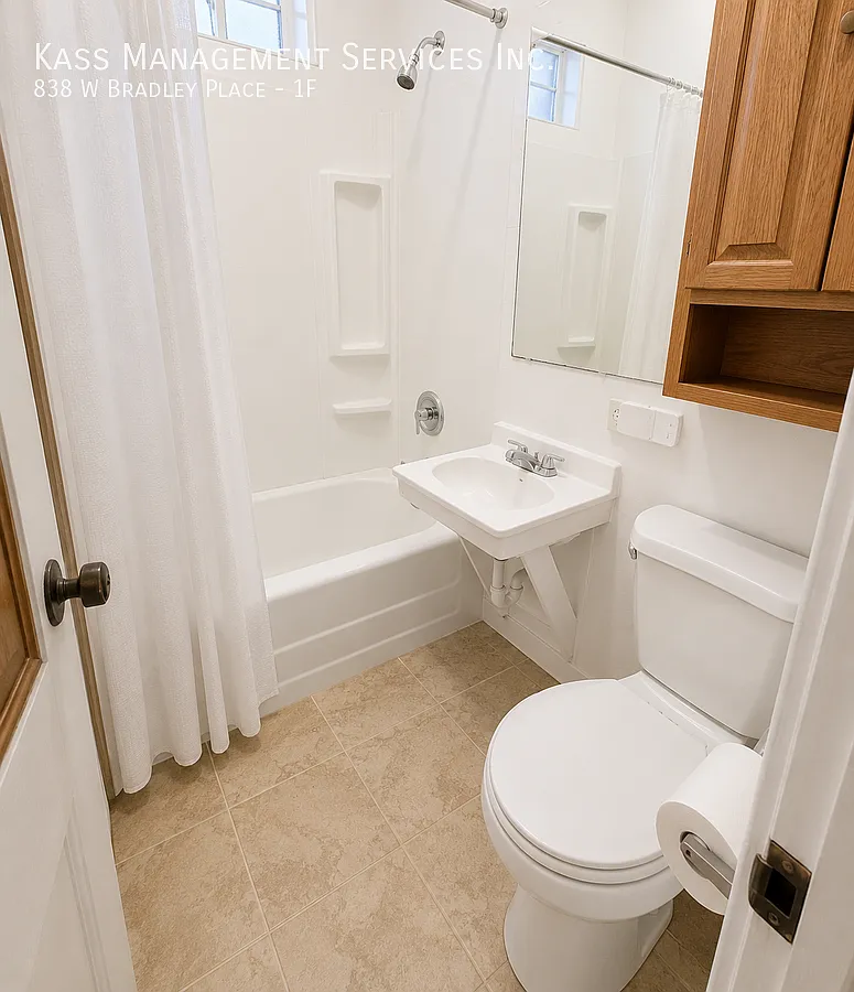 Spacious 5 Bed / 3 Bath Apartment in Lakeview Hardwood Floors & High Ceilings — Photo 4