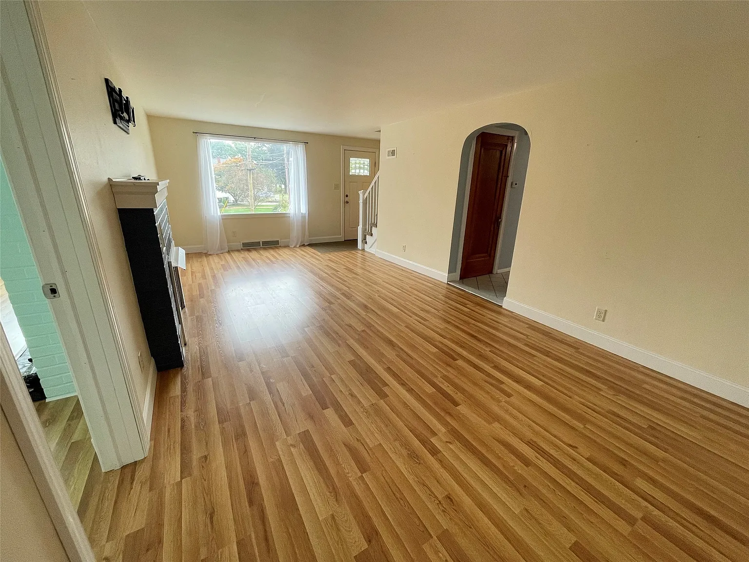 3 bed, 1.5 bath, 2199 sqft, $2,000 — Photo 3