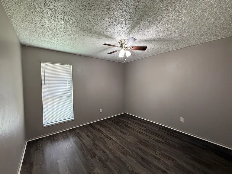 1434 Lavendale Ln — Photo 11