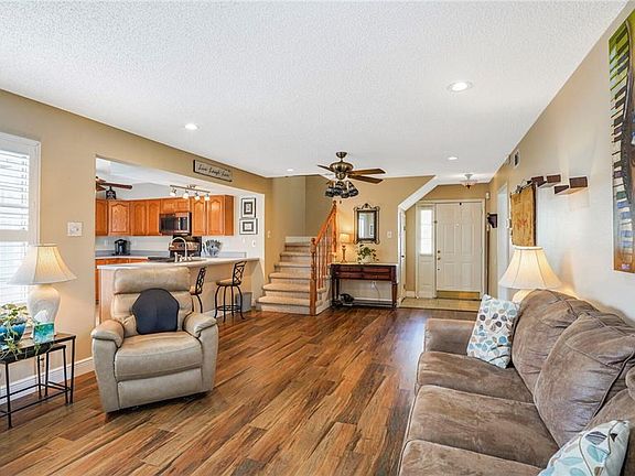 5th image of 1500 W Esplanade Ave APT 13E