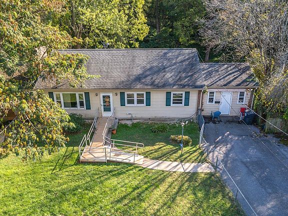 4th image of 915 Lake Dr