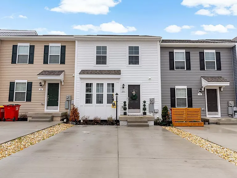 Front Drive Way & Property view