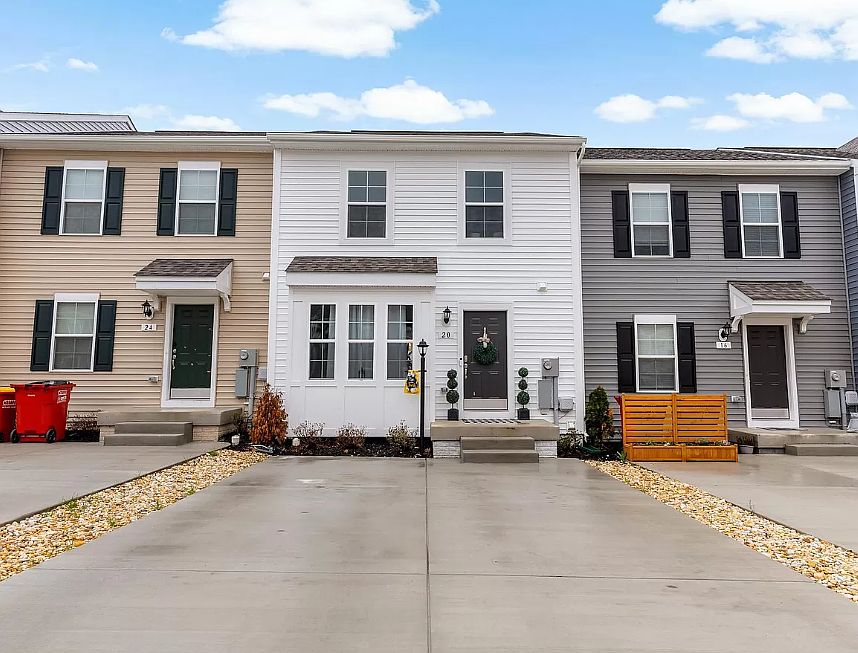 Front Drive Way & Property view
