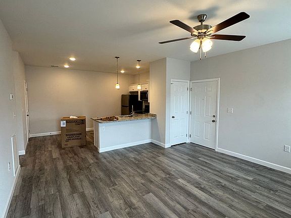 5th image of 313 Hillview Dr #124