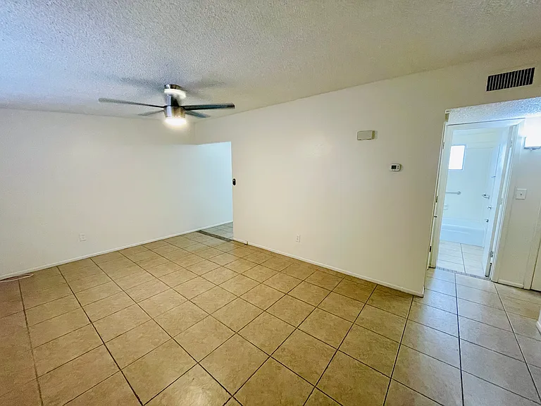 3031 E Blacklidge Dr — Photo 2