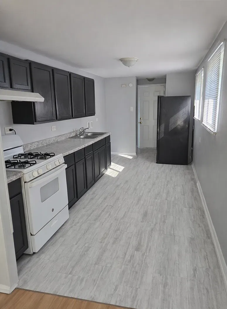 3 bed, 967 sqft, $2,500 — Photo 3