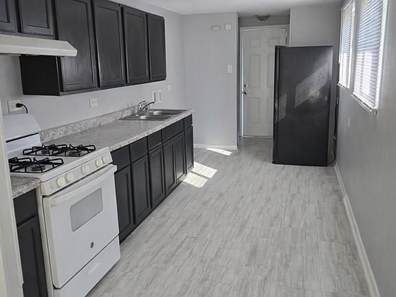 3rd image of 16352 Oxford Dr
