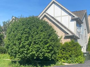 305 Cobblestone Ct, Lake In The Hills, IL 60156