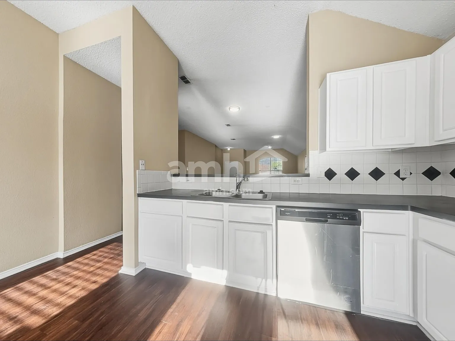 3 bed, 2.0 bath, 1702 sqft, $2,300 — Photo 4