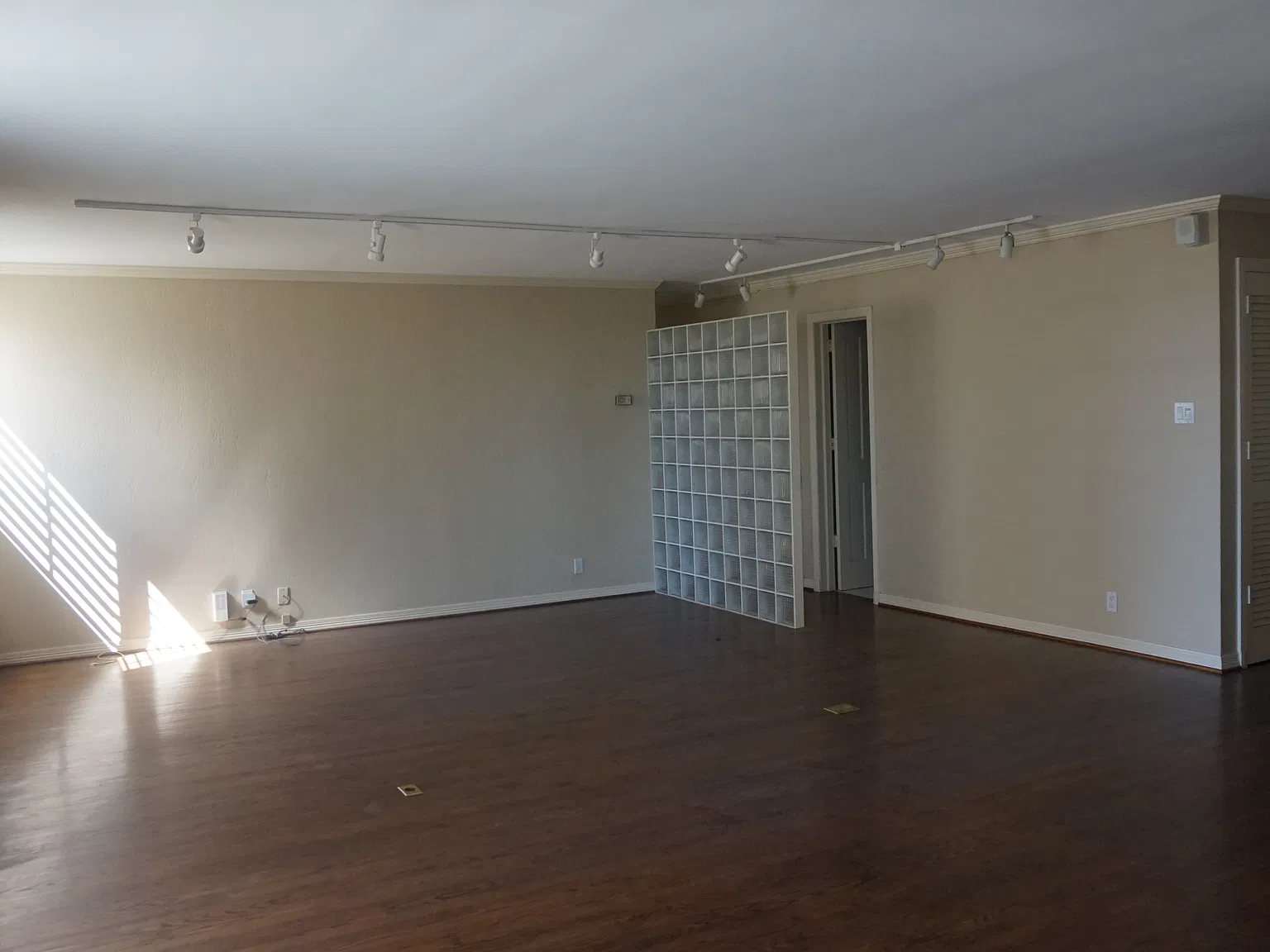 3883 Turtle Creek Blvd — Photo 4