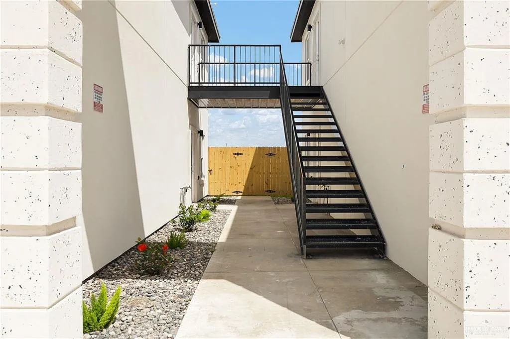 Building Photo - 4616 Larkspur Ave #3