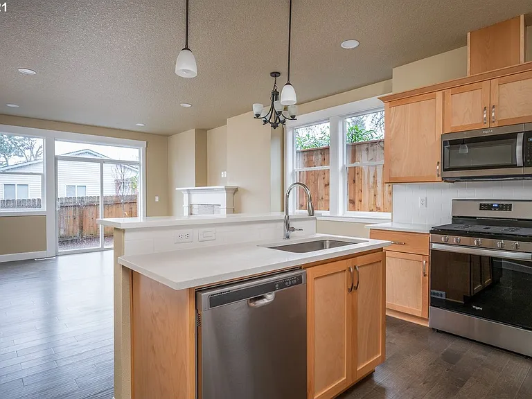 9126 N Seward Ave — Photo 10
