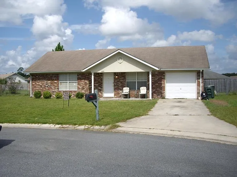 803 Amy Ct — Photo 1
