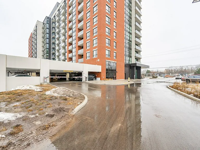 460 Columbia St W — Photo 6