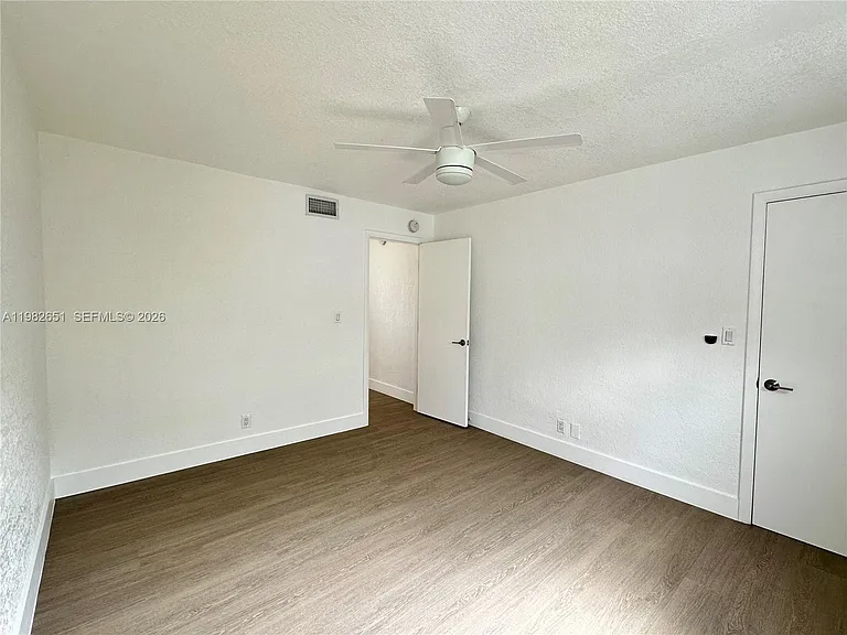 913 NE 17th St #8 — Photo 24