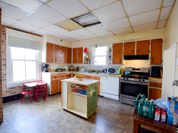 4th image of 220 W 7th St