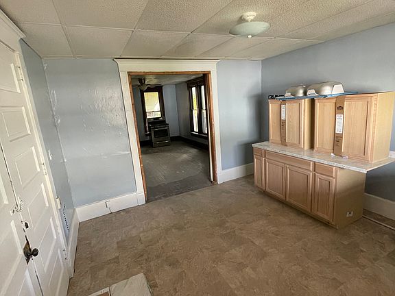 LIVING ROOM...CABINETS BELONG IN KITCHEN