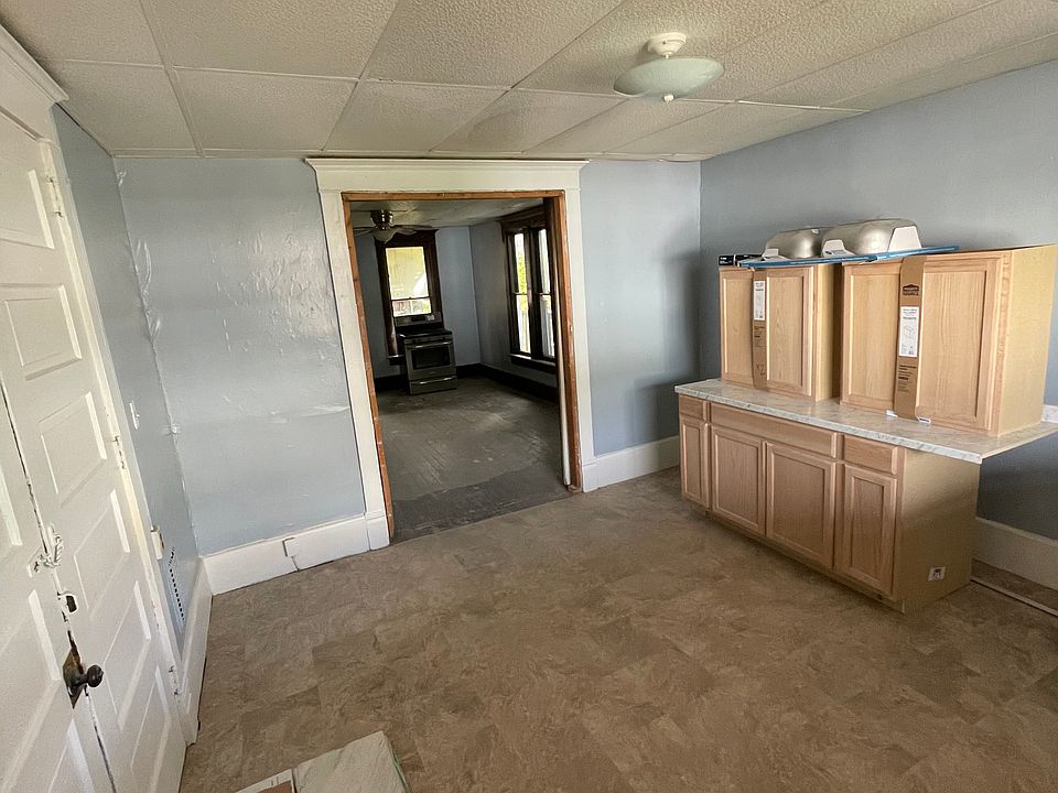 LIVING ROOM...CABINETS BELONG IN KITCHEN