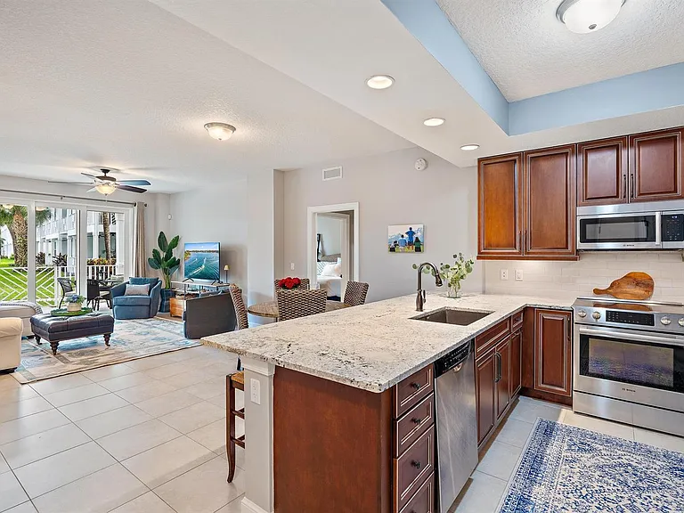 814 Bay Colony Dr S — Photo 2