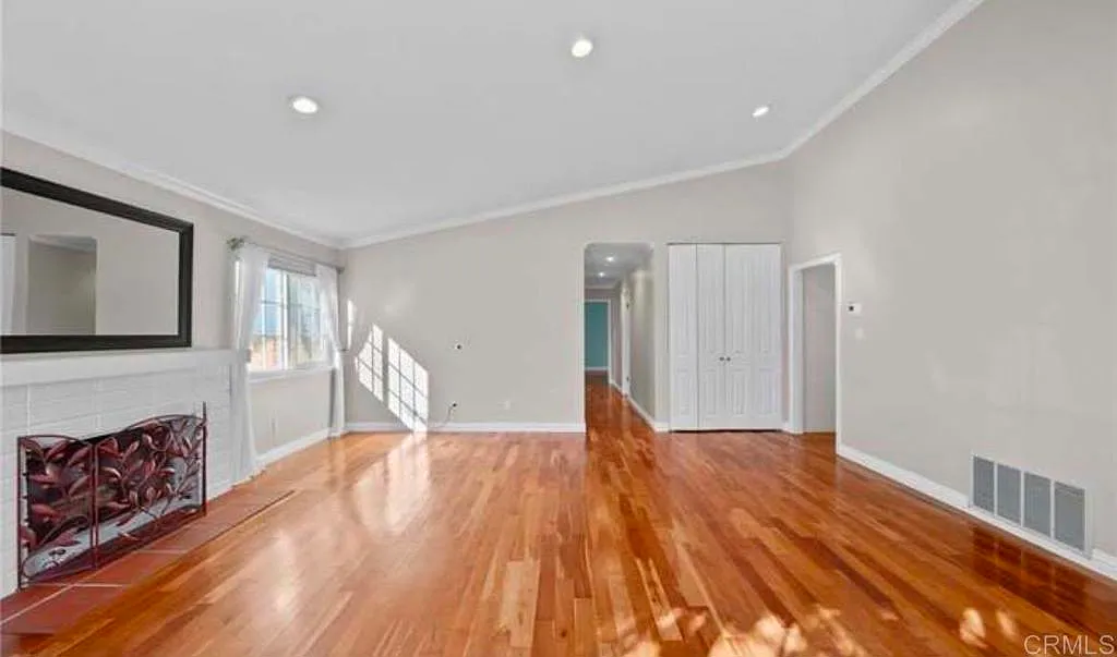 3 bed, 222 sqft, $1,800 — Photo 2