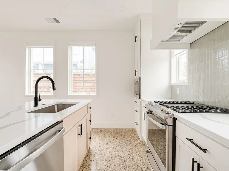 1032 Hangar Dr — Photo 13