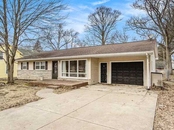 511 E 4th St, Lawton, MI 49065