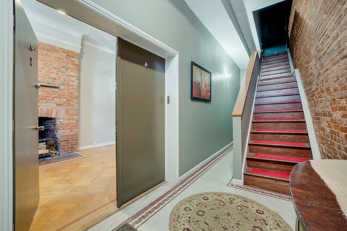 Building Foyer/Entry - 2422 Eutaw Pl #1
