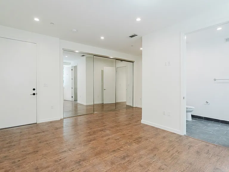 13551 Burbank Blvd #1 — Photo 26