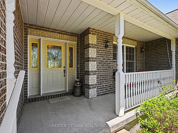 3rd image of 149 Heather Cres