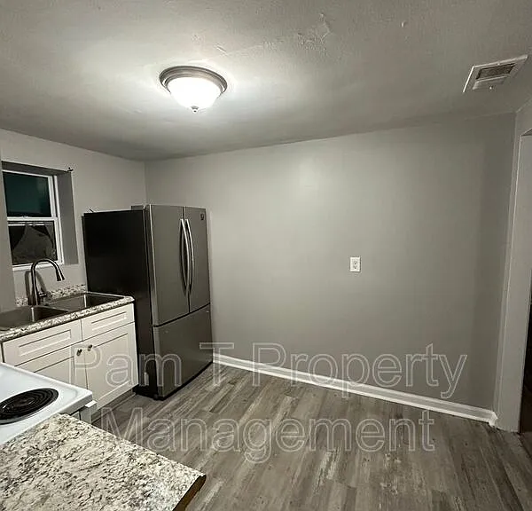 1921 Cowan Ave — Photo 5