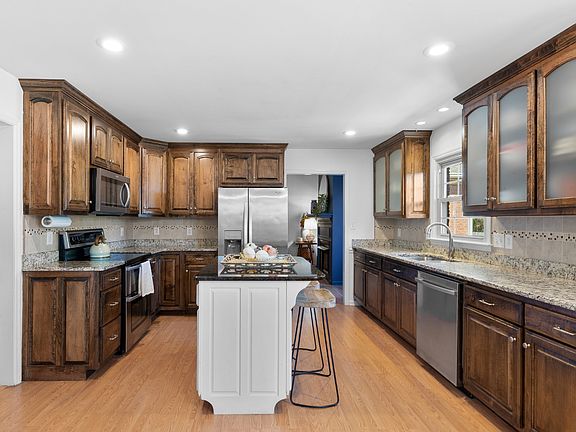 4th image of 305 Springdale Dr
