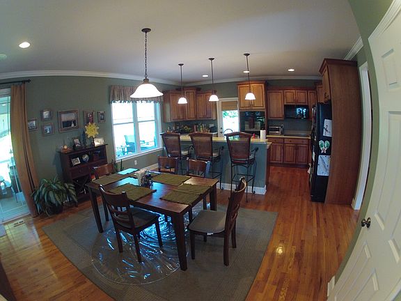 Screen porch & deck off grea