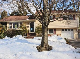 59 Lexington Dr, Metuchen, NJ 08840