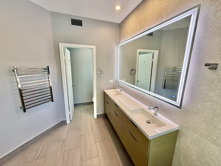 4238 Diavila Ave — Photo 46