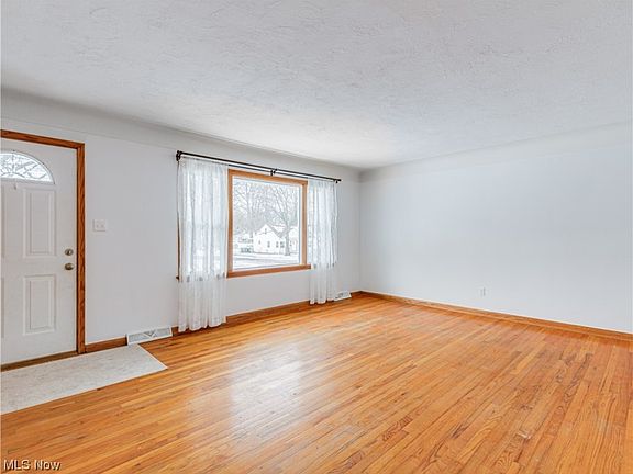 5th image of 2827 Oakwood Dr