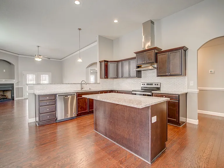 732 Shelburne Ln — Photo 12