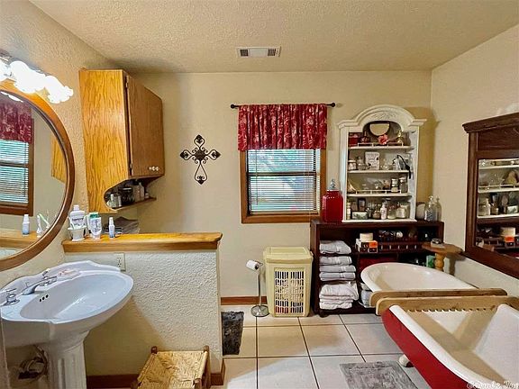 2nd image of 104 Cozy Ln