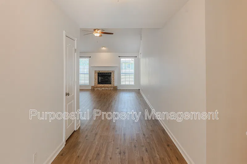 3 bed, 2.0 bath, 1914 sqft, $2,000 — Photo 3