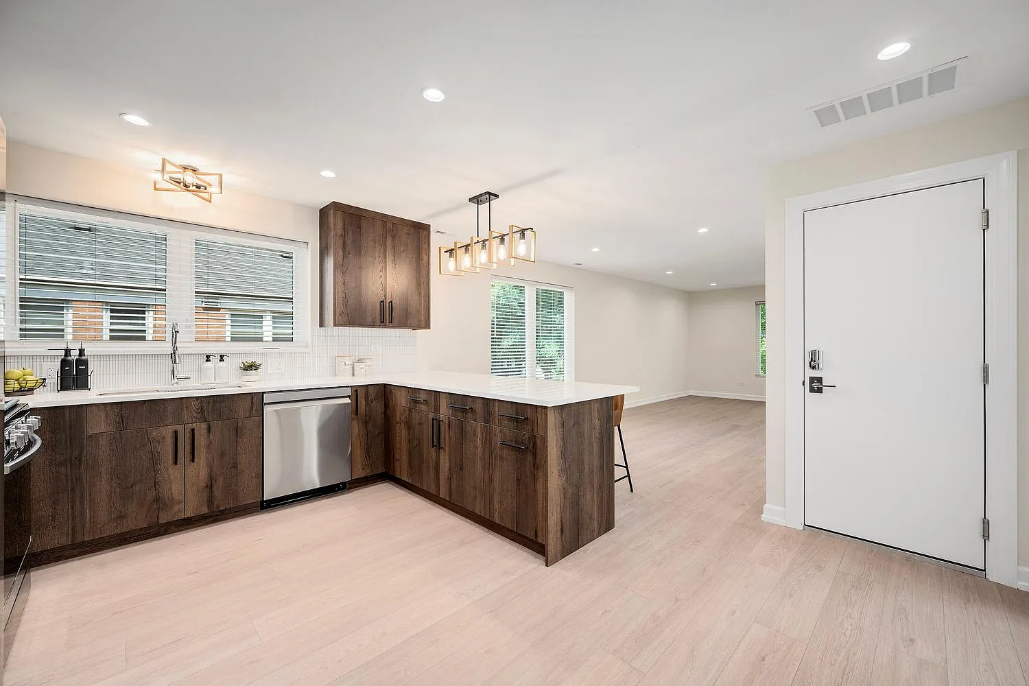3 bed, 1398 sqft, $3,900 — Photo 4
