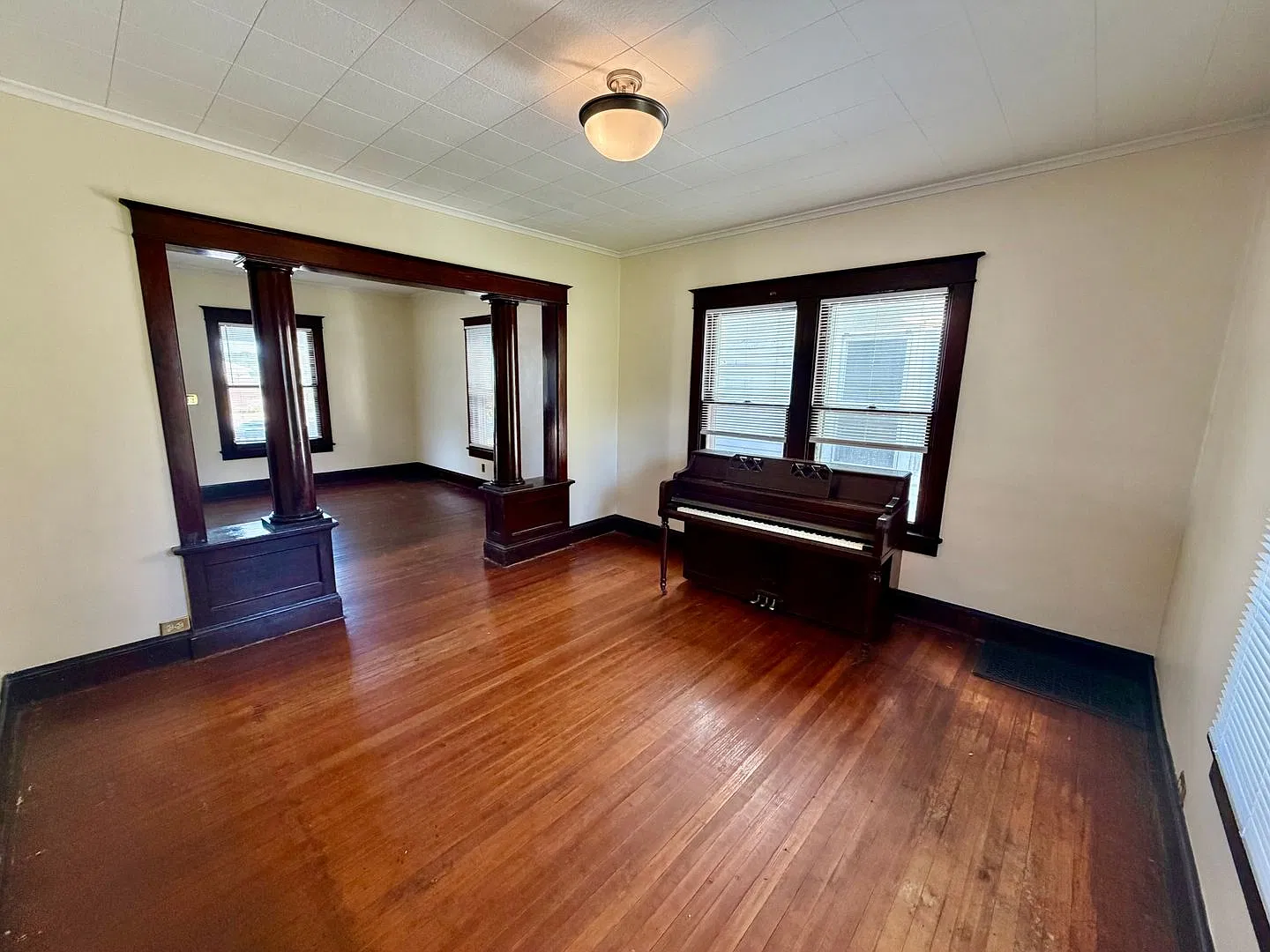 Charming 3 Bedroom House with Front Porch! — Photo 3