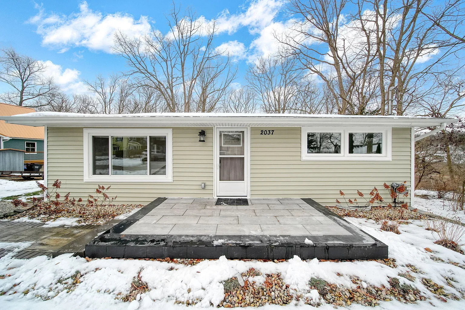 2037 Lakeview Dr photo 1
