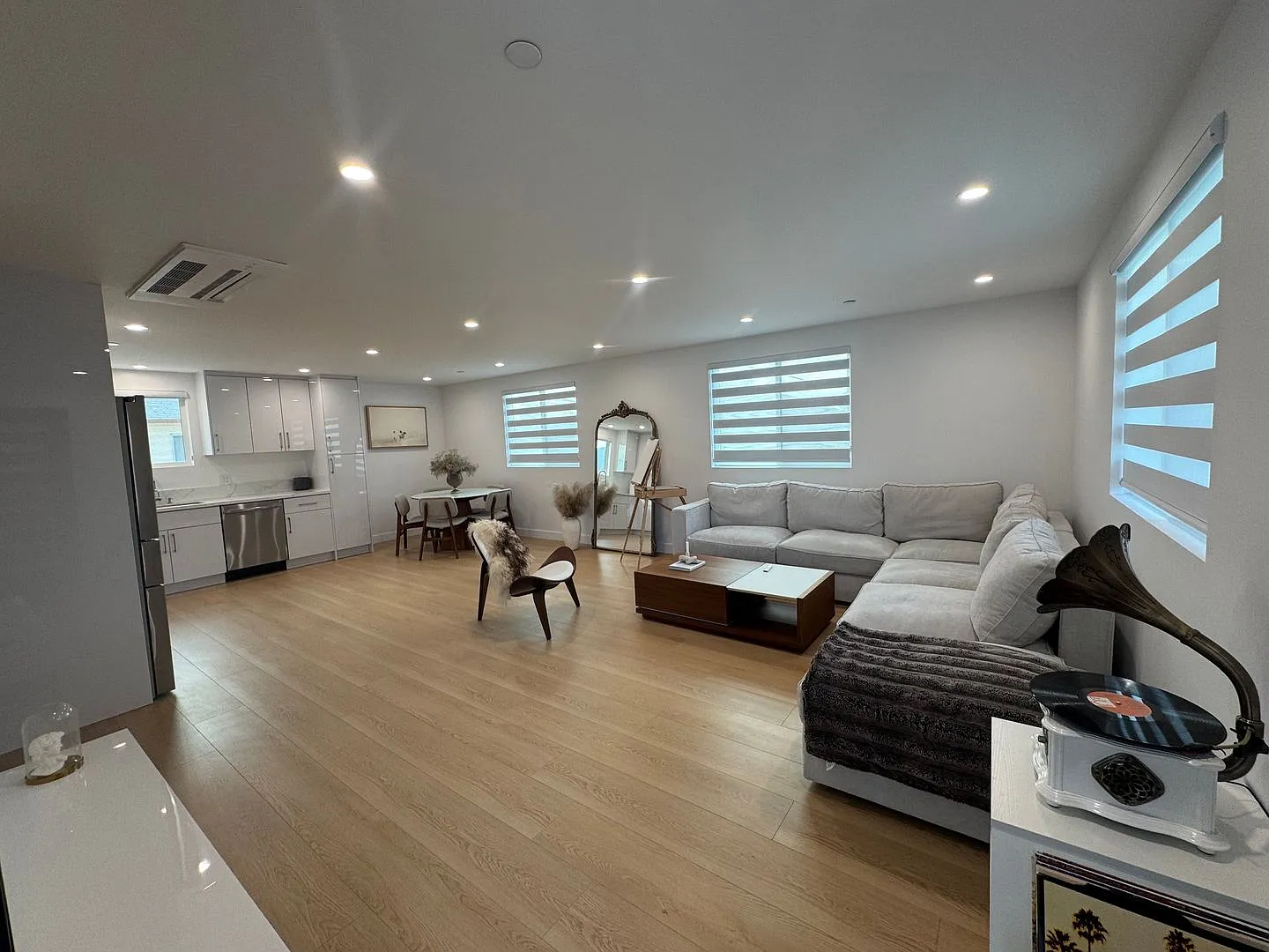 Spacious 1000 Sq. Ft. Single-Floor Back ADU in a 2-Story Duplex Burbank — Photo 4