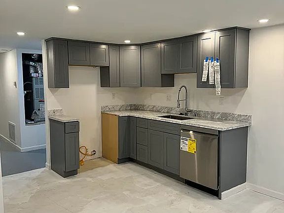 5th image of 2190 Bush St
