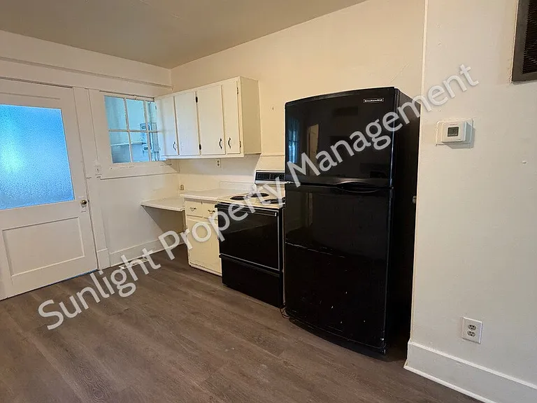 903 E 4th St — Photo 4