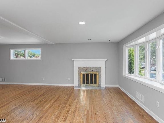 5th image of 11 Brentwood Dr
