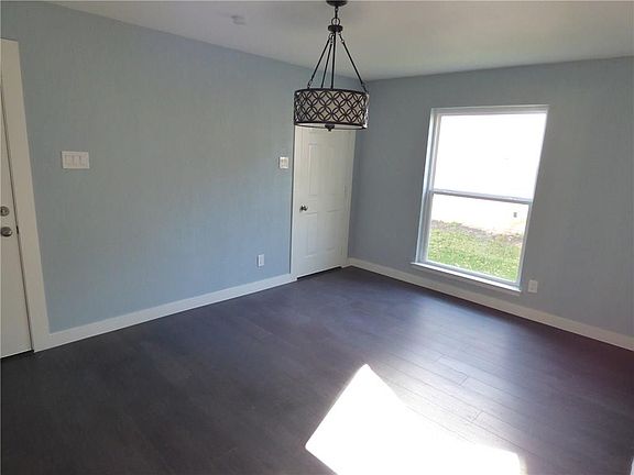 4th image of 605 Cranbrook Park