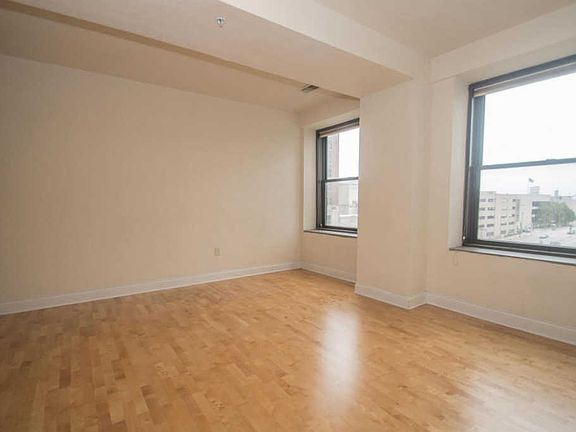 5th image of 606 W Wisconsin Ave Unit 501